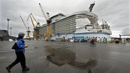 Un visiteur observe le Oasis of the Seas, lors de construction sur les chantiers navals finlandais STX de Turku, le 27 ao&ucirc;t 2009. (BOB STRONG / REUTERS)