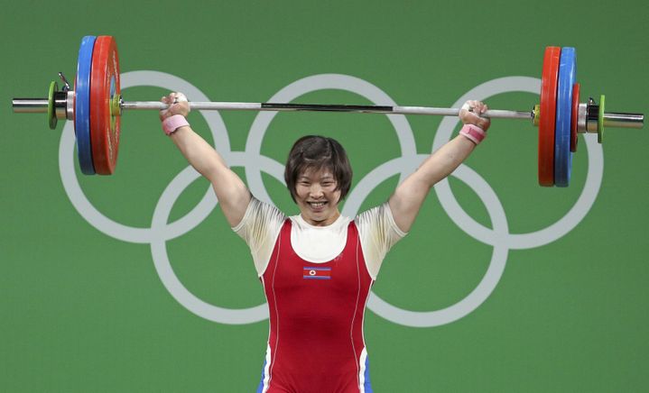 L'haltérophile nord-coréenne Rim Jong-sim lors de l'épreuve des plus de 75 kg aux Jeux de Rio (Brésil), le 12 août 2016, dans laquelle elle a remporté la médaille d'or. (AI PROJECT / REUTERS)