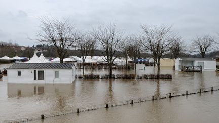 Une rue inondée par la crue de la rivière Ognon à Marnay (Haute-Saône), près de Besançon, le 7 janvier 2018. (SEBASTIEN BOZON / AFP)