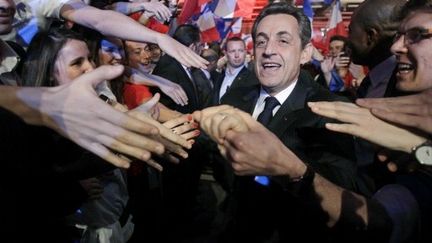 Nicolas Sarkozy salue les jeunes venus l'écouter, à Paris, le 31 mars 2012. (AFP - Michel Euler)