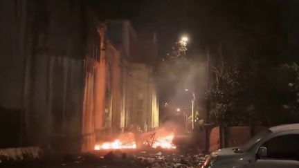 À Fort-de-France, en Martinique, les manifestations contre la vie chère ont laissé place à des violences et à des dégradations. (France 2)