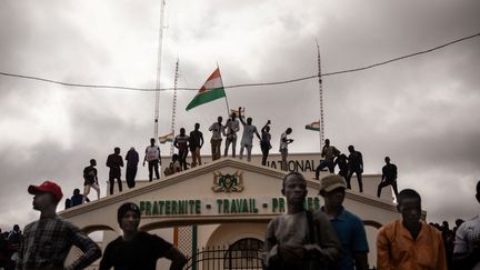 Des partisans du coup d'Etat au Niger, mené le 26 juillet les hommes du général Tiani, se rassemblent pour une démonstration de force, le 3 août 2023 à Niamey. En réponse à ce putsch qui a renversé le président Mohamed Bazoum, les Occidentaux, la France et l'UE en tête, ont suspendu leurs aides économiques au Niger. (AFP)