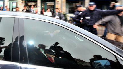 La sortie de Dominique Strauss-Kahn du tribunal de Douai (Nord), le 23 mai 2012. (PHILIPPE HUGUEN / AFP)