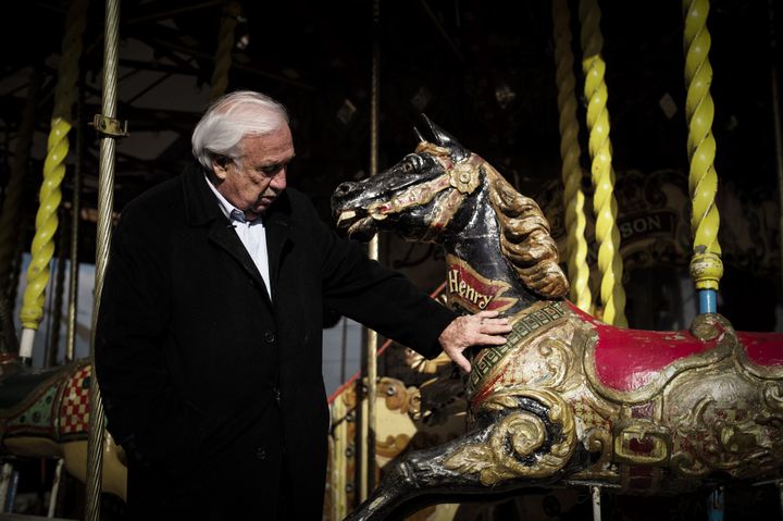 Marcel Campion posant devant l'un des carrousels de sa collection mise en vente le 26 avril chez Cornette de Saint-Cyr à Paris
 (AFP / P. LOPEZ)