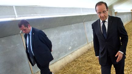 Fran&ccedil;ois Hollande visite une ferme, samedi 28 juillet &agrave; Monlezun (Gers). (BERTRAND LANGLOIS / AFP)