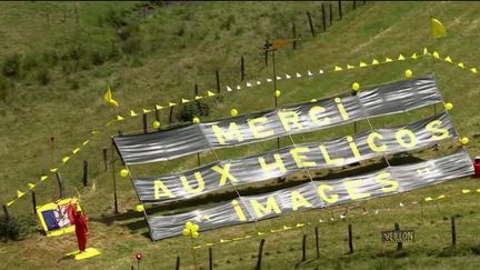 Quel meilleur point de vue pour suivre le Tour de France que l'hélicoptère chargé de la retransmission télévisée ? Des paysages de montagnes, de rivières, des monuments… La compétition sportive offre un véritable voyage au cœur de l'Hexagone. (France 2)