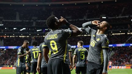 Jonathan David et Edon Zhegrova célèbrent le deuxième but lillois contre l'Atlético Madrid, au stade Metropolitano, le 23 octobre 2024, à Madrid. (OSCAR DEL POZO / AFP)