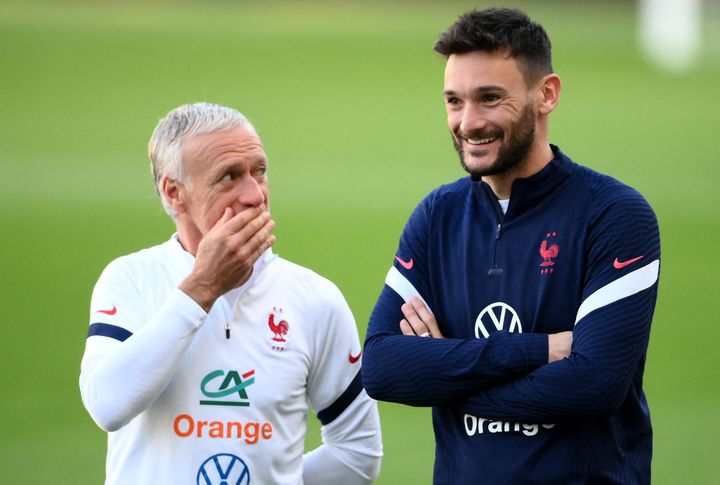 Didier Deschamps et Hugo Lloris lors de&nbsp;l'entraînement de l'équipe de France, le 8 octobre, au stade olympique de Turin (FRANCK FIFE / AFP)