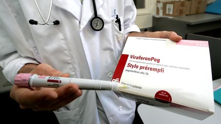 Le stylo ViraferonPeg, commercialis&eacute; par le laboratoire Merck, soigne les patients infect&eacute;s par le virus de l'h&eacute;patite C. (MAXPPP&nbsp;/ LA VOIX DU NORD)