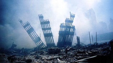 Les décombres du World Trade Center, le jour du drame, le 11 septembre 2001. 2 753 personnes y ont perdu la vie. 1 646 d'entre elles ont pu être formellement identifiées ont annoncé les autorités new yorkaises le 8 septembre 2021.&nbsp; (ALEXANDRE FUCHS / AFP)