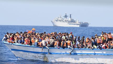  (Bateau avec 369 personnes à bord au Nord de la Libye, le 28 mai 2015 © Maxppp)