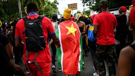 Une manifestation contre les erstrictions sanitaires liées au Covid-19 à Pointe-à-Pitre (Guadeloupe), le samedi 27 novembre 2021. (CHRISTOPHE ARCHAMBAULT / AFP)