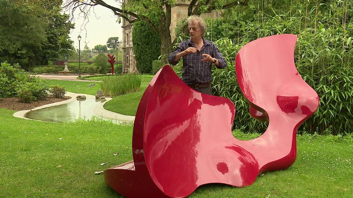 Le scupteur Philippe Desloubières&nbsp;devant une de ses oeuvres à Fougères (France 3 Grand Ouest)