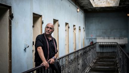 Le romancier irlandais Colum McCann en visite dans&nbsp;l'ancienne prison&nbsp;de Montluc, transformée en mémorial en 2010, le 3 septembre 2021 (JEFF PACHOUD / AFP)