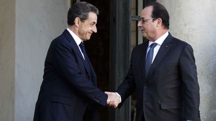 Le président des Républicains, Nicolas Sarkozy, et le chef de l'Etat, François Hollande, au palais de l'Elysée, à Paris, le 15 novembre 2015. (GEOFFROY VAN DER HASSELT / ANADOLU AGENCY / AFP)