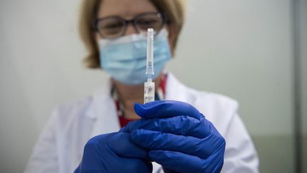 Une infirmière prépare une dose de vaccin Spoutnik V contre le coronavirus à Skopje (Macédoine du Nord), le 5 avril 2021. (ROBERT ATANASOVSKI / AFP)