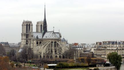 Notre-Dame-de-Paris photographiée en décembre 2005, sa flèche encore intacte. (MATTHIEU DE MARTIGNAC / MAXPPP)