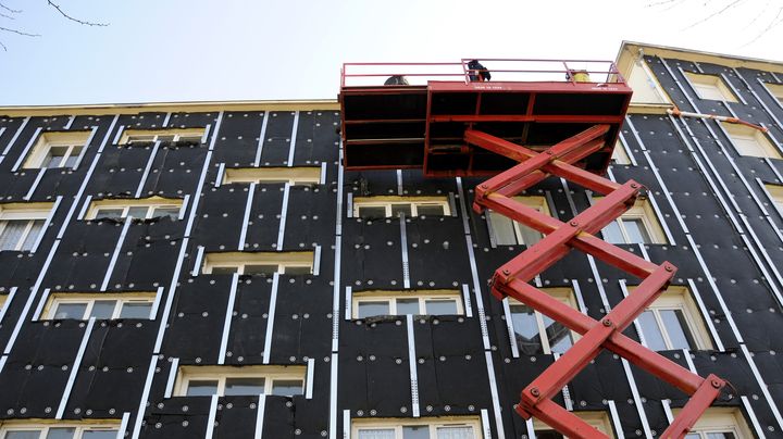 Un syst&egrave;me d'isolation thermique install&eacute; sur un immeuble &agrave; Nantes (Loire-Atlantique). (ALAIN LE BOT / PHOTONONSTOP / AFP)