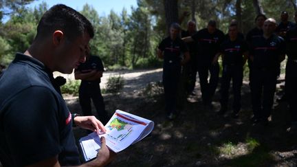 Des pompiers à Gardanne (Bouches-du-Rhône), le 25 juillet 2023. (CHRISTOPHE SIMON / AFP)