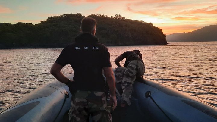 Le gendarme Soundari accroche le bateau à une bouée dans le lagon où le navire intercepteur a fait un temps de pause, la mer étant agitée, mardi 25 avril 2023. (SANDRINE ETOA-ANDEGUE)