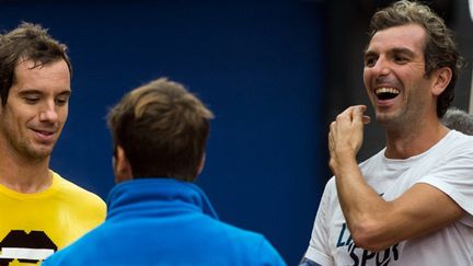 Julien Benneteau et Richard Gasquet complices avec le capitaine Clément (PHILIPPE HUGUEN / AFP)