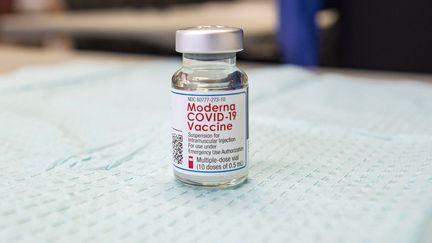 Un flacon du vaccin Moderna, en février 2021. (JOSEPH PREZIOSO / AFP)