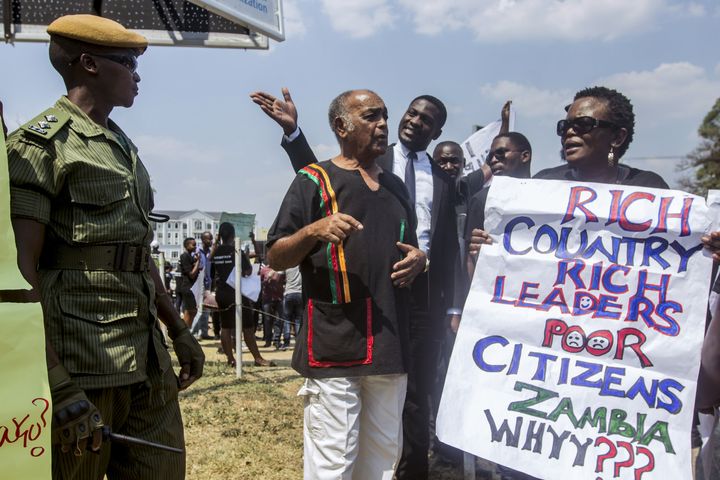 Une activiste zambienne manifeste contre la corruption du pays à Lusaka, la capitale, le 28 septembre 2018. (SALIM DAWOOD / AFP)