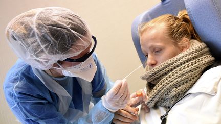 Une infirmière réalise&nbsp;un test PCR de dépistage du Covid-19 à Valenciennes (Nord), le 5 novembre 2020. (FRANCOIS LO PRESTI / AFP)