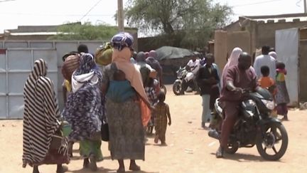 À pied&nbsp;ou parfois en charrette, ces&nbsp;Burkinabés&nbsp;sont parvenus à fuir en urgence le village de de Seytenga. (FRANCEINFO)