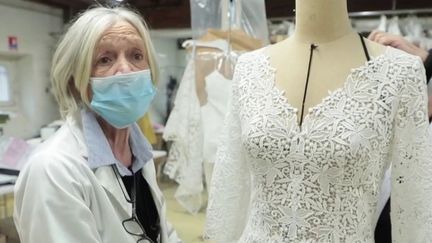 Artisanat : des robes de mariée aux nuisettes, des couturières s'adaptent à la crise sanitaire