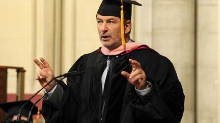 Depuis qu'il sort avec une prof de yoga, Alec Baldwin est un autre homme. Il vient m&ecirc;me de d&eacute;crocher son doctorat en Art musical. Clap! Clap! Clap! (DENNIS VAN TINE/STARMAX/SIPA)