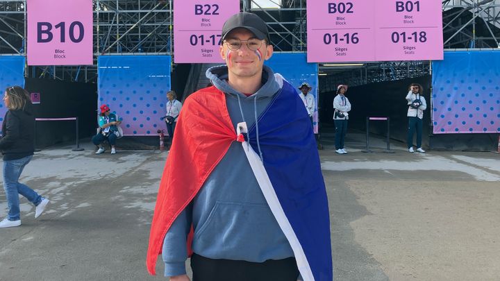 Originaire de Seine-et-Marne, Amélien est venu vivre le dernier jour des épreuves des Jeux paralympiques à Vaires-sur-Marne. (MAYLICE LAVOREL / FRANCEINFO SPORTS)