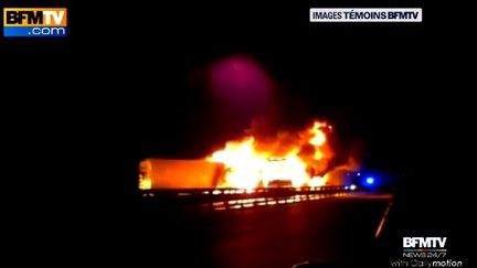 Capture d'&eacute;cran d'une vid&eacute;o amateur diffus&eacute;e par BFMTV&nbsp;de l'incendie provoqu&eacute; par la collision impliquant trois poids lourds et un car, vendredi 13 f&eacute;vrier 2015, sur l'A1&nbsp;dans l'Oise. (BFMTV )