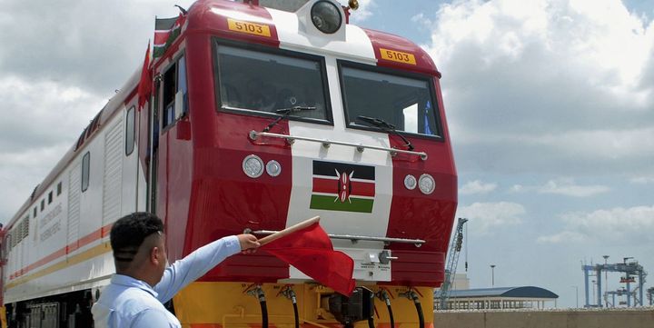 Essai du nouveau train financé et construit par la Chine reliant la capitale Nairobi au port de Mombasa (ANDREW NGEA / AFP)