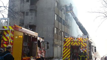 Le troisième étage de la résidence Condillac a pris feu, sur le campus de Saint-Martin-d'Hères.  (Laurent Gallien/Radio France)