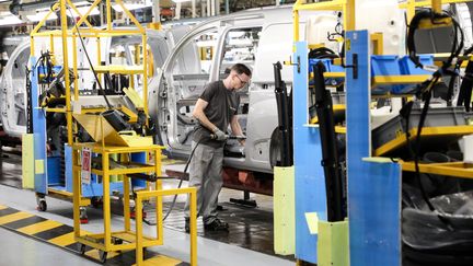 Un employé, en&nbsp;novembre 2018, dans une usine Renault, l'une des entreprises testées dans l'étude sur la discrimination à l'embauche publiée le 6 février 2020. (Photo d'illustration) (LUDOVIC MARIN / AFP)