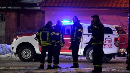 Des policiers devant un restaurant du village de Bajice (Monténégro), où plusieurs personnes ont été tuées, le 1er janvier 2025. (SAVO PRELEVIC / AFP)