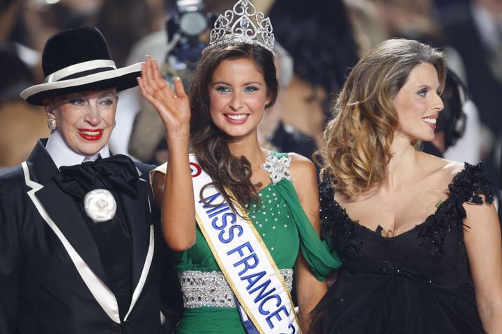 Geneviève de Fontenay, avec Malika Ménard et Sylvie Tellier, le 12 mai 2009 à Nice (Alpes-Maritimes). (VALERY HACHE / AFP)