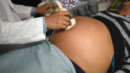 En Espagne, une femme enceinte de 13 ou 14 semaines, de retour de Colombie, est infectée par le virus Zika. (JOHAN ORDONEZ / AFP)