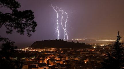 Un orage au-dessus de Nice, dans les Alpes-Maritimes, le 30 septembre 2022. (VALERY HACHE / AFP)