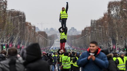 Des "gilets jaunes" manifestent contre l'augmentation des prix des carburants et pour plus de pouvoir d'achat, avenue des Champs-Elysées à Paris, le 15 décembre 2018.&nbsp; (CHRISTOPHE ARCHAMBAULT / AFP)