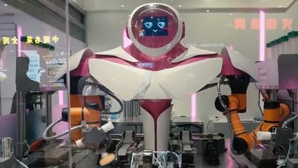 Chine : dans le restaurant du futur, des robots cuisinent et servent les clients