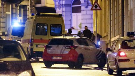 La police belge &agrave; Verviers&nbsp;(Belgique) apr&egrave;s l'assaut antiterroriste lors duquel ont &eacute;t&eacute; tu&eacute;s deux suspects, le 15 janvier 2015. (BRUNO FAHY / BELGA / AFP)