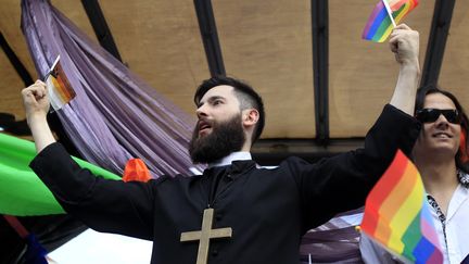 Andrea Giuliano lors de la Gay Pride &agrave; Budapest (Hongrie), le 5 juillet 2014. (BERNADETT SZABO / REUTERS)