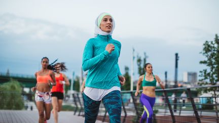 Groupe multi ethnique de jeunes femmes en tenue de sport pour la course.&nbsp; (SVETIKD / E+ / GETTY IMAGES)