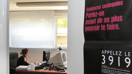 Une écoutante de la plateforme téléphonique du 3919, numéro d'appel unique destiné aux femmes victimes de violences conjugales.&nbsp; (JACQUES DEMARTHON / AFP)