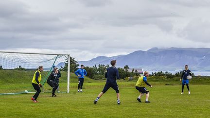 La Fédération islandaise de football (KSI) compte 100 joueurs professionnels. Près d’un quart de ces pros dispute donc l’Euro (23 sélectionnés). La Fédération de football islandaise compte 20.000 licenciés dont 20% de femmes. Près de 10% de la population (soit 30.000 personnes) a fait le déplacement en France pour encourager son équipe nationale. L’élection de l'universitaire Gudni Johannesson à la présidentielle le 26 juin 2016 est passée totalement inaperçue. Le nouveau président, dont la fonction est honorifique, n’a pas oublié de mettre en avant sa passion (réelle) pour le football. Le scrutin a été occulté par les médias mais la participation avait atteint …75,7%, plus élevée qu’il y a quatre ans.  (KARL PETERSSON / AFP)