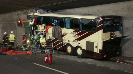 Les secours interviennent dans le bus apr&egrave;s l'accident qui a fait 28 morts le 14 mars 2012 &agrave; Sierre, en Suisse. (POLICE CANTONALE VALAIS / AFP)