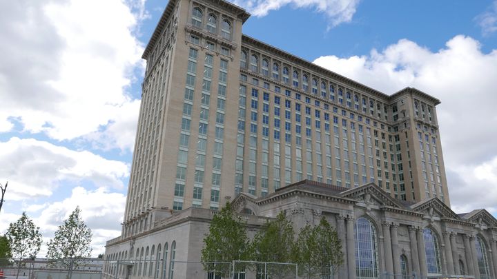 Trop éloignée du centre de Détroit, la gare de "M/ichigan Central" n'a jamais été beaucoup fréquentée au pays de Ford et de la voiture reine. Elle a fermé ses portes en 1988, avant sa réhabilitation en cours. (EMMANUEL LANGLOIS / FRANCEINFO)