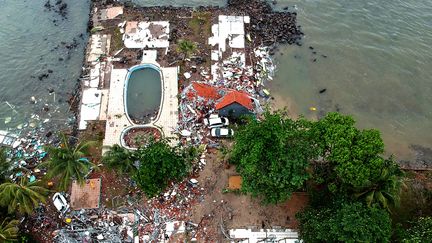 Vue aérienne d'une maison détruite par le tsunami à Carita (Indonésie), le 23 décembre 2018. (AZWAR IPANK / AFP)